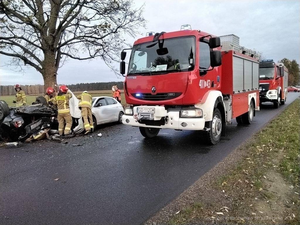 Na drodze powiatowej między Nowym Dworem a Angowicami zderzyły się dwa samochody osobowe FOTO, AKTUALIZACJA