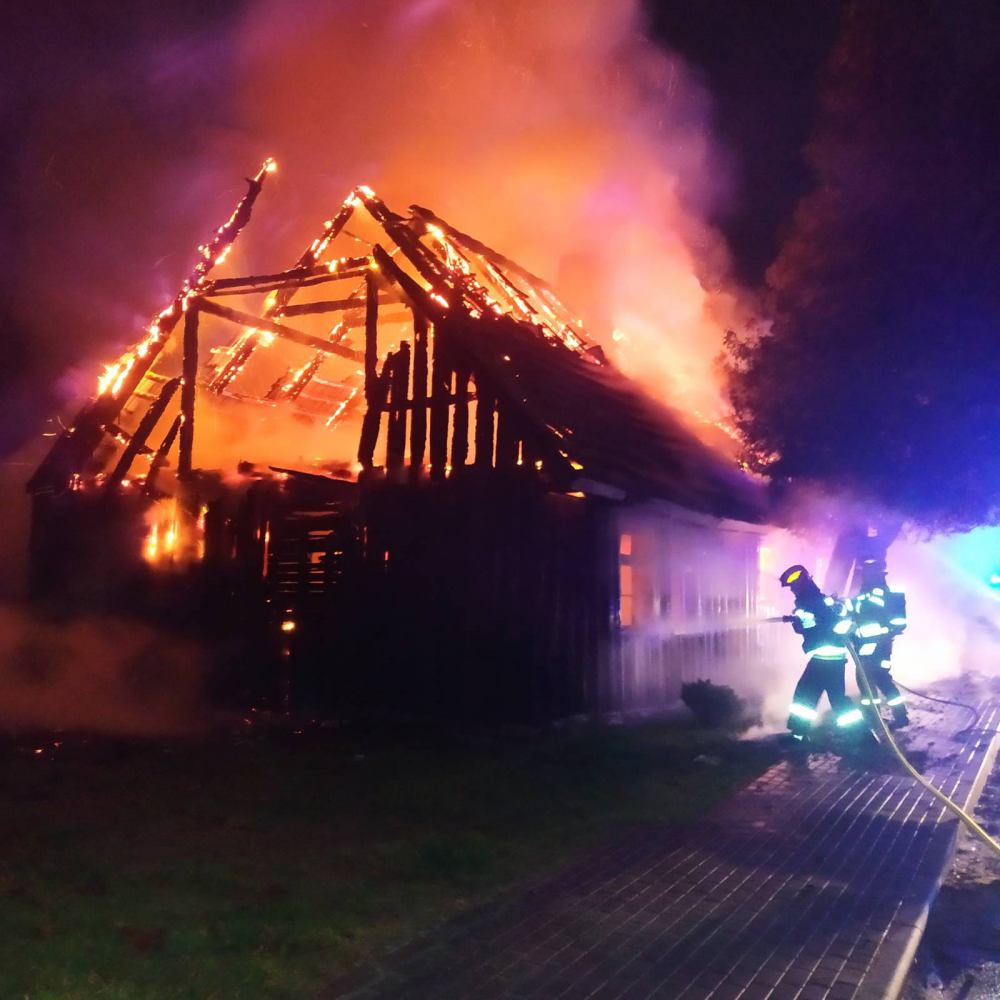 Niezamieszkały dom spłonął w nocy w Rychnowach w gminie Człuchów FOTO