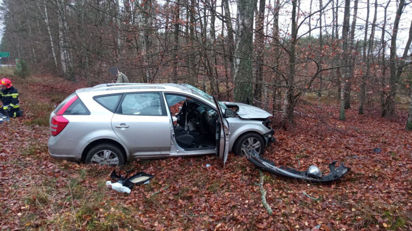 Samochód osobowy uderzył w drzewo na trasie Koczała - Wilkowo. Jedna osoba była zakleszczona w aucie (AKTUALIZACJA)