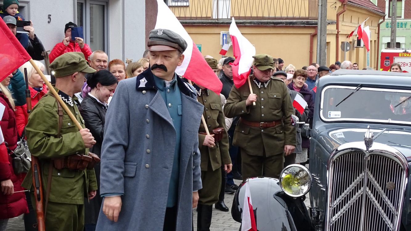 W klimacie XXlecia międzywojennego mieszkańcy Sępólna Krajeńskiego świętowali 104 rocznicę odzyskania niepodległości FOTO