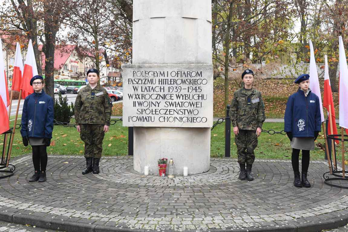 Salwa honorowa i apel poległych pod pomnikiem Orła Białego w Chojnicach FOTO