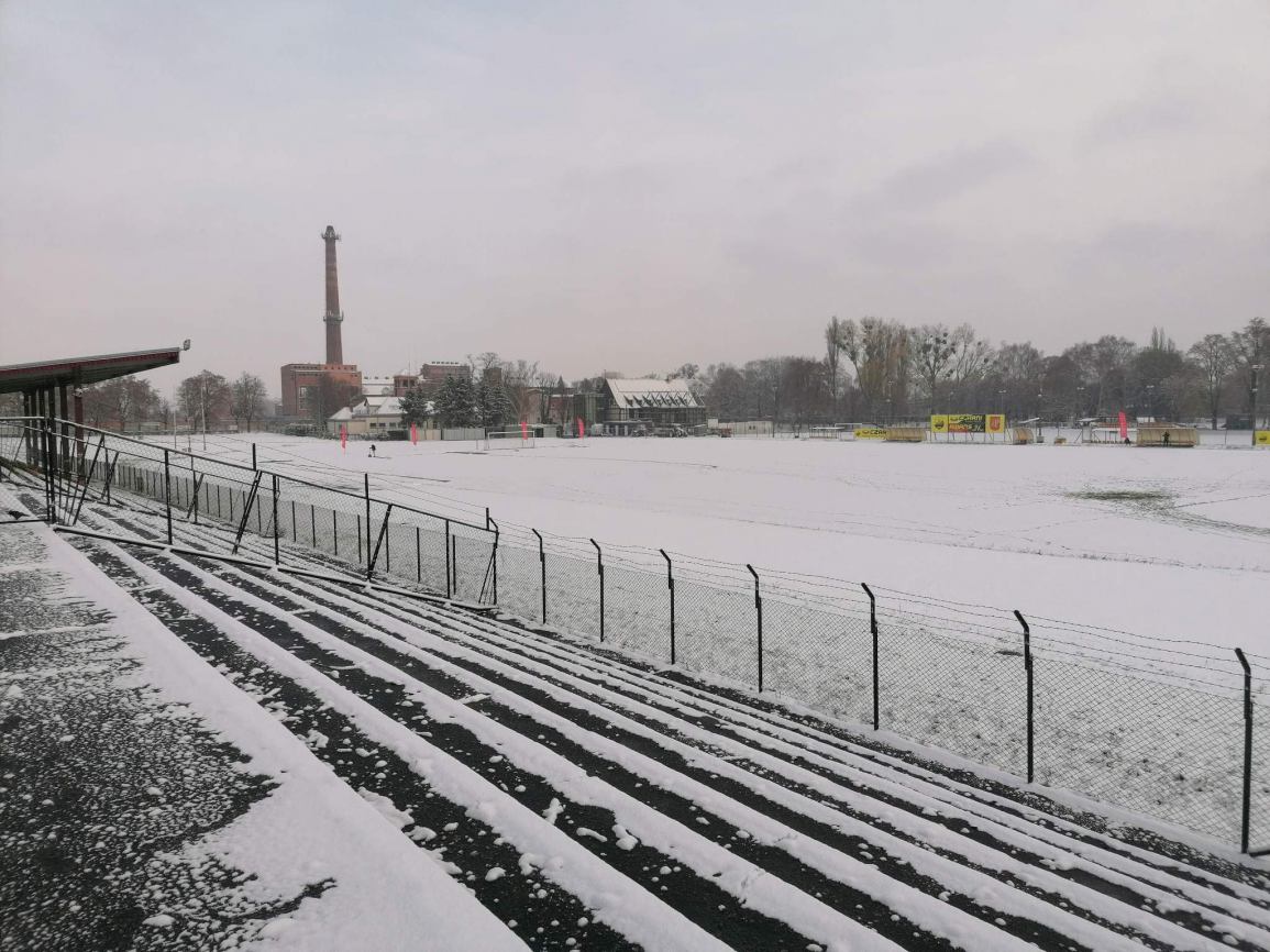 Bytovia Bytów przegrała ze śniegiem, a Borowiak Czersk i rezerwy Chojniczanka - na śniegu