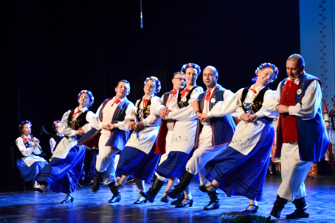 Chojnickie Bławatki celebrują 30 urodziny. W Chojnickim Centrum Kultury odbyła się z tej okazji rozśpiewana i taneczna gala FOTO
