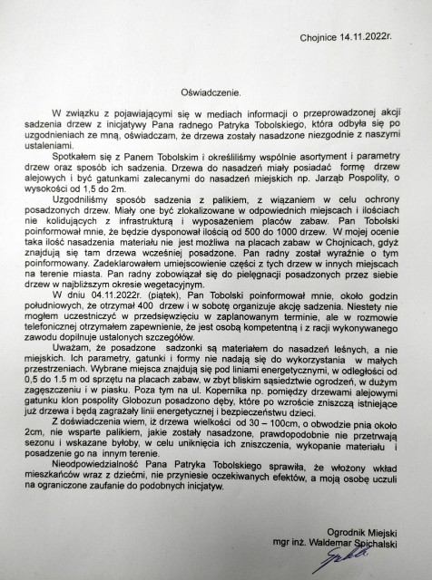 Sp&oacute;r o akcję nasadzeń drzewek zainicjowaną przez chojnickiego radnego. Miejski ogrodnik krytykuje