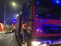 Ewakuacja mieszkańc&oacute;w budynku wielorodzinnego w Kościerzynie. Ktoś rozpylił lub rozlał nieznaną substancję (FOTO)