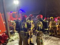 Ewakuacja mieszkańc&oacute;w budynku wielorodzinnego w Kościerzynie. Ktoś rozpylił lub rozlał nieznaną substancję (FOTO)