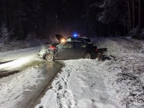 Na drodze wojew&oacute;dzkiej nr 235 zderzyły się dwa auta. Jeden z samochod&oacute;w się zapalił