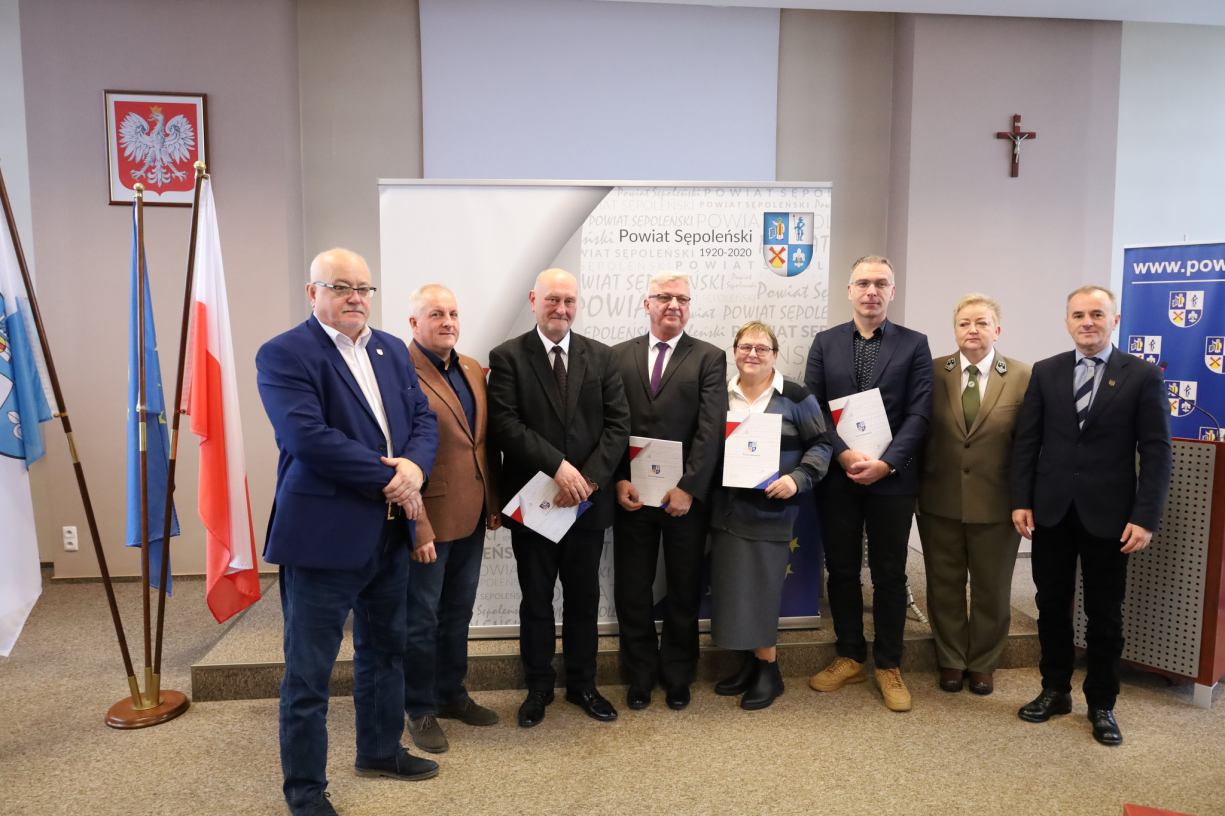 Władze powiatu sępoleńskiego podpisały umowy z wykonawcą remontów dróg dofinansowanych z Nadleśnictwa Lutówko