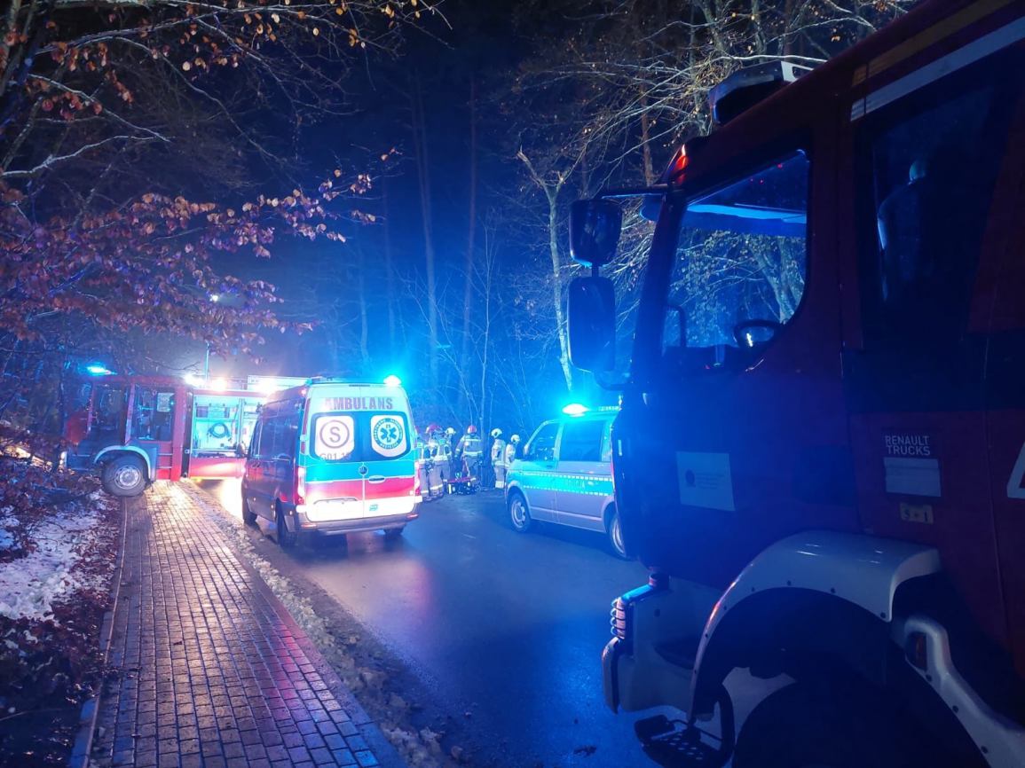 Tragiczny wypadek koło Kościerzyny. Dwie osoby nie żyją, jedna jest poszkodowana