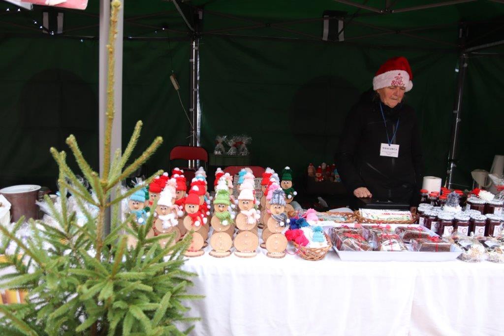 Na chojnickim Starym Rynku trwa świąteczny jarmark, a na nim m.in. produkty z Chojnickiego Koszyka