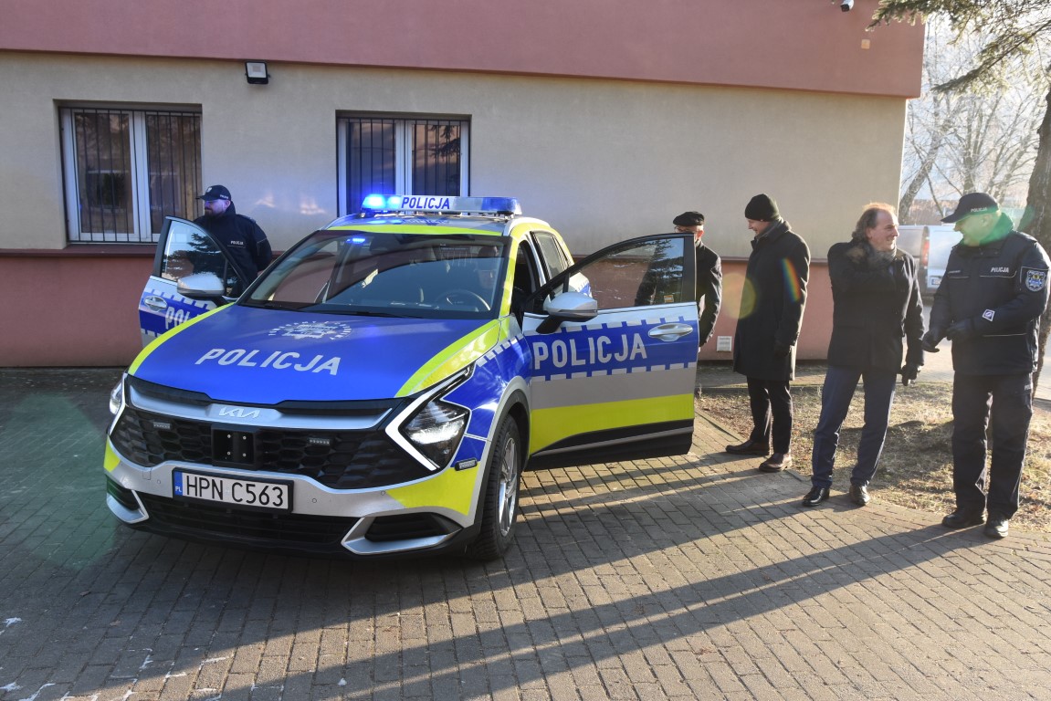 Policjanci z Czerska mają nowy radiowóz. Pierwsze auto w nowych barwach na terenie powiatu chojnickiego FOTO