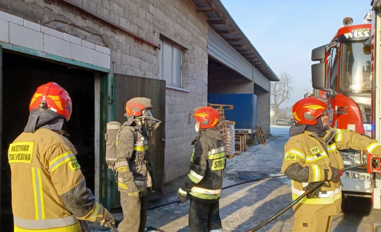 Pożar silosu z trocinami w Szczytnie, w gminie Przechlewo. Na miejscu pracowało 6 zastępów straży pożarnej FOTO