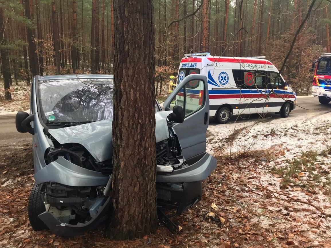 Wypadek w gminie Człuchów. Opel wpadł w poślizg i uderzył w drzewo FOTO