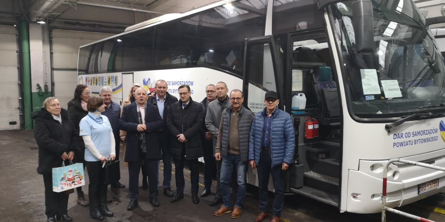Samorządowcy z powiatu bytowskiego przekazali pieniądze na zakup autobusu dla ogarniętej wojną Ukrainy FOTO