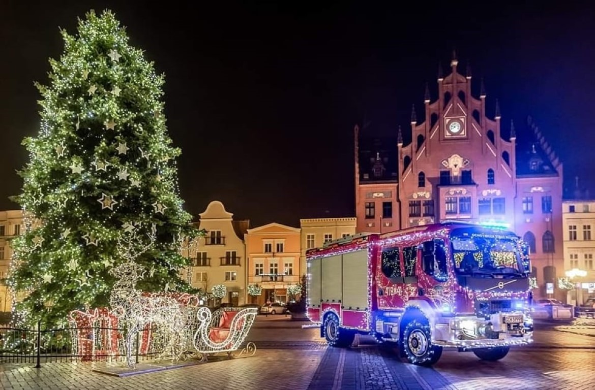 Świątecznie oświetlony wóz strażacki zagości dziś 23.12. na chojnickim Starym Rynku