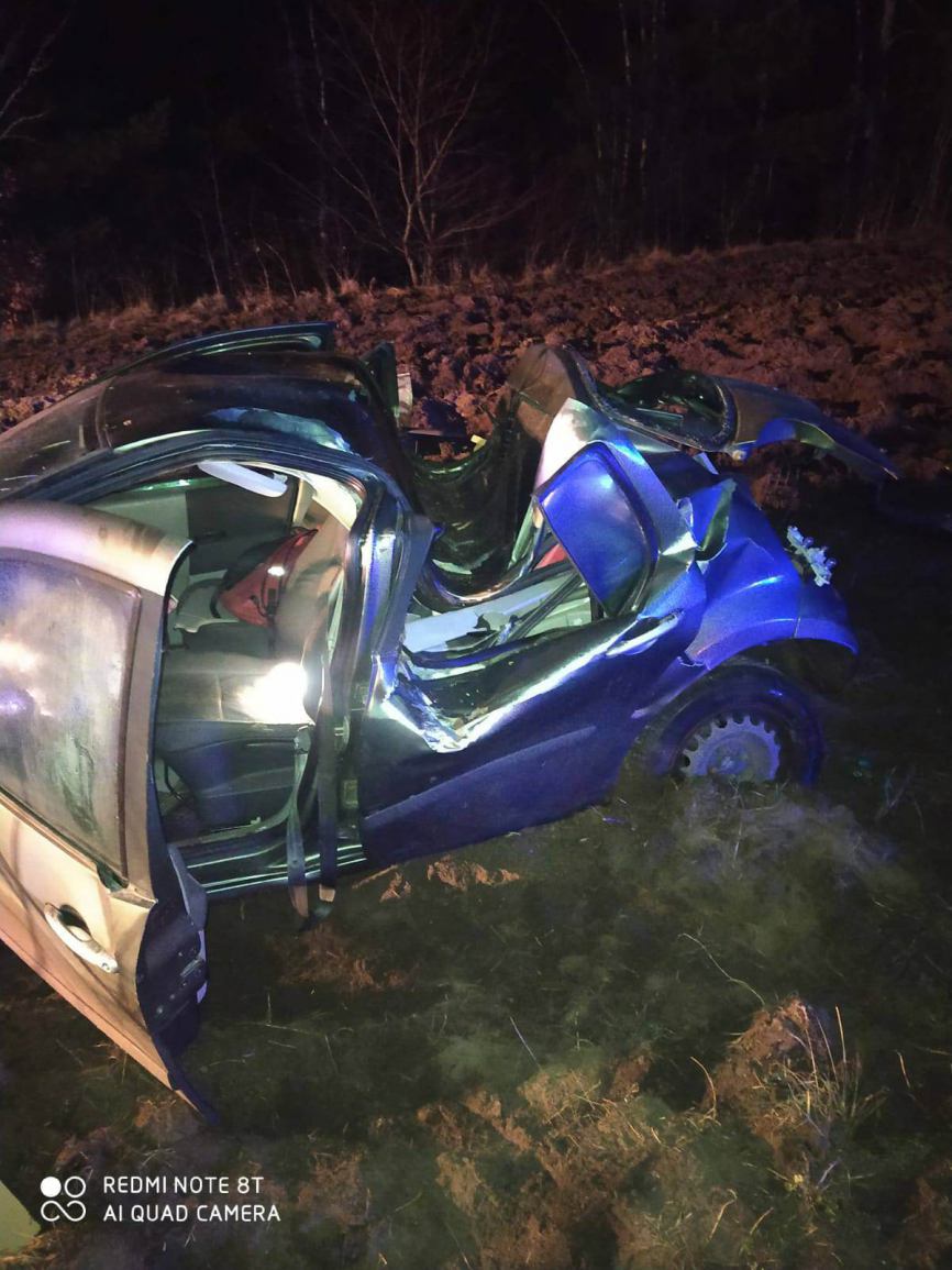 Wypadek na trasie Bielsko-Koczała. Samochód uderzył w drzewo