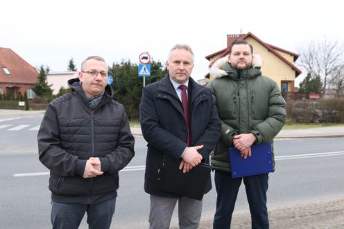Droga do garnizonu w Czarnem po remoncie jest zamknięta dla ciężar&oacute;wek. Samorządowcy Pomorza pytają, dlaczego?