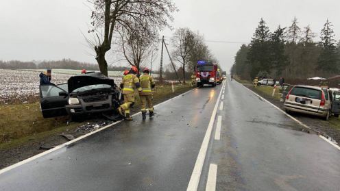 Zderzenie dw&oacute;ch samochod&oacute;w na drodze krajowej nr 25 w okolicach Stołczna. Dwie osoby trafiły do szpitala (FOTO)