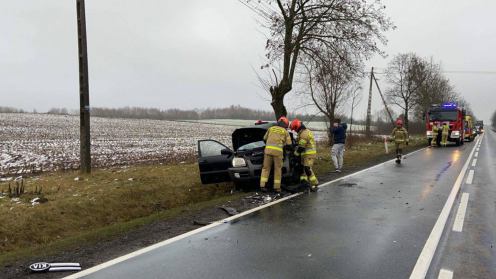 Zderzenie dw&oacute;ch samochod&oacute;w na drodze krajowej nr 25 w okolicach Stołczna. Dwie osoby trafiły do szpitala (FOTO)