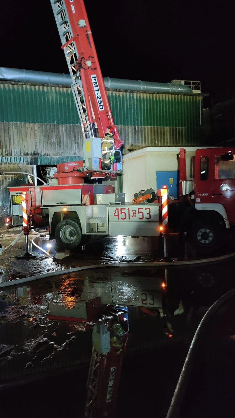 Pożar w zakładzie przetwórstwa drewna w gm. Karsin. Straty wstępnie oszacowano na 60 tys. zł