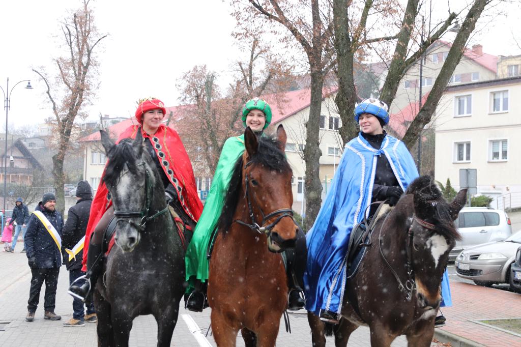 Święto Trzech Króli w Chojnicach - ulicami miasta przeszedł wielobarwny orszak