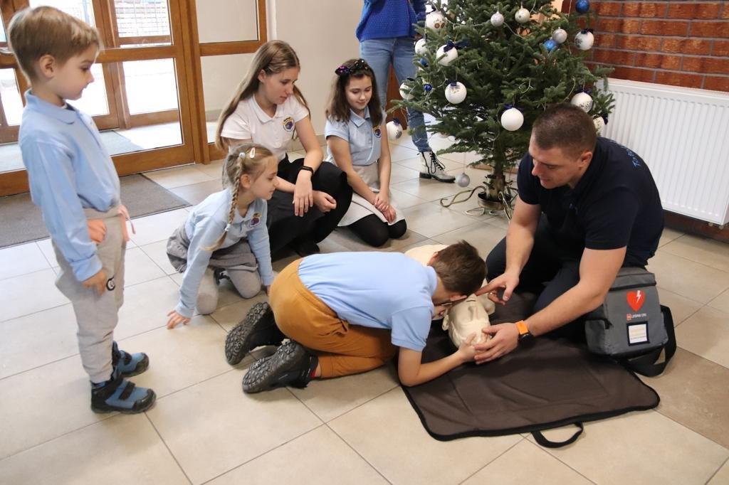 Wspólnota Szkół Katolickich w Chojnicach ma defibrylator. Uczniowie przeszli szkolenie z obsługi ROZMOWA, FOTO