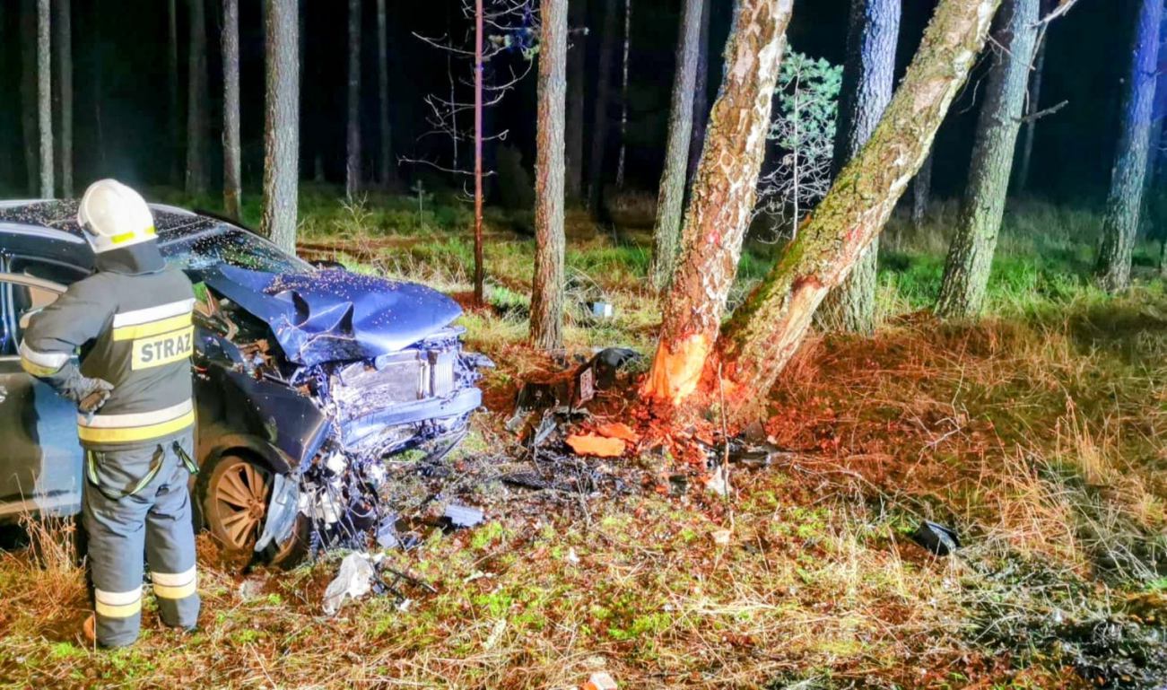 23-letni kierowca został ranny w porannym wypadku w Drzewiczu. Auto uderzyło w drzewo FOTO, AKTUALIZACJA
