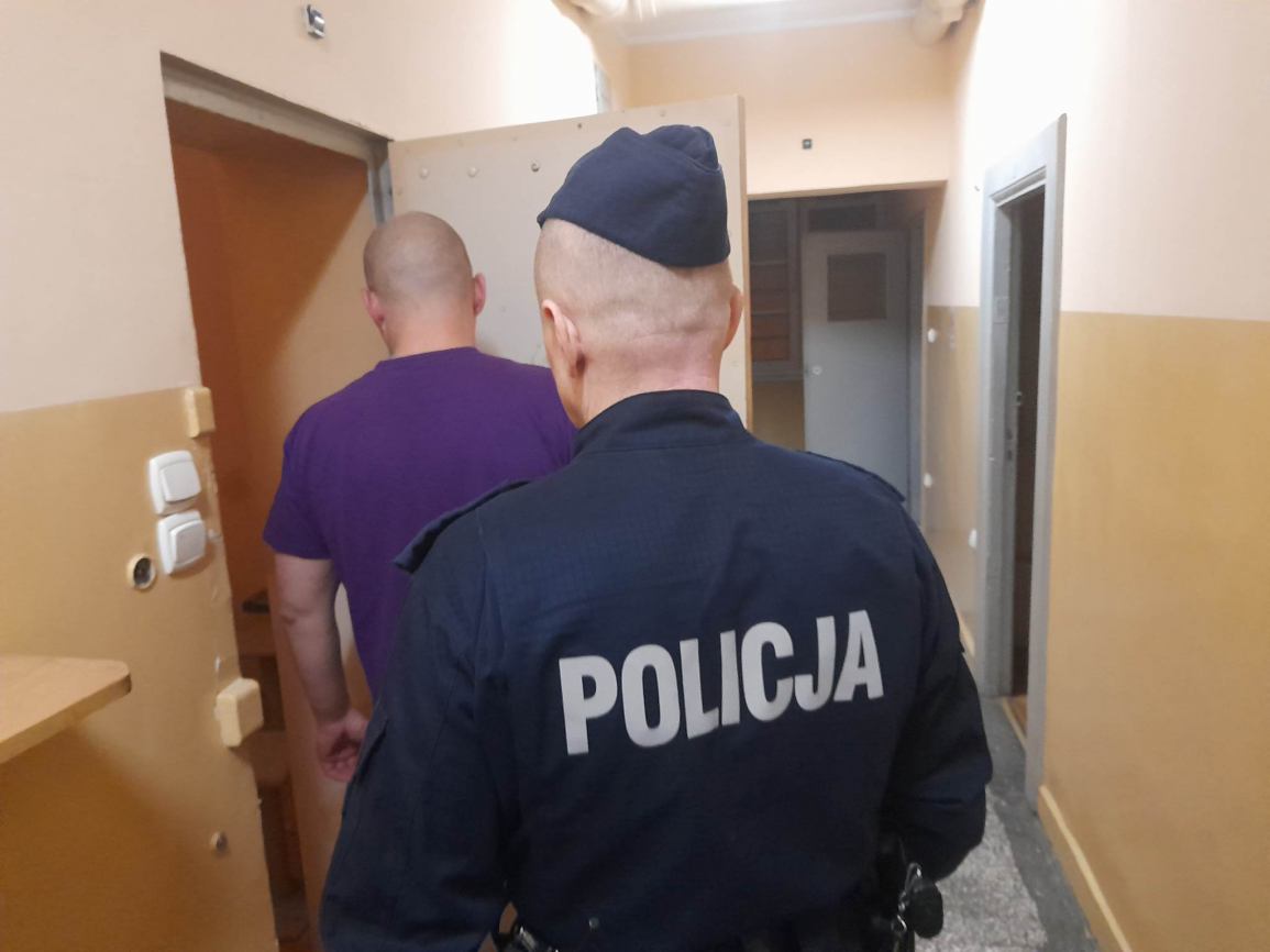 Nielegalną broń i znaczne ilości narkotyków znaleźli policjanci w mieszkaniu 36-latka z Kościerzyny

