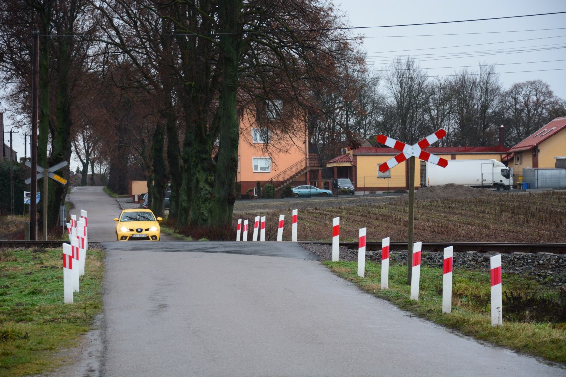 Przy przejeździe kolejowym na ulicy Długiej w Chojnicach stanie znak STOP
