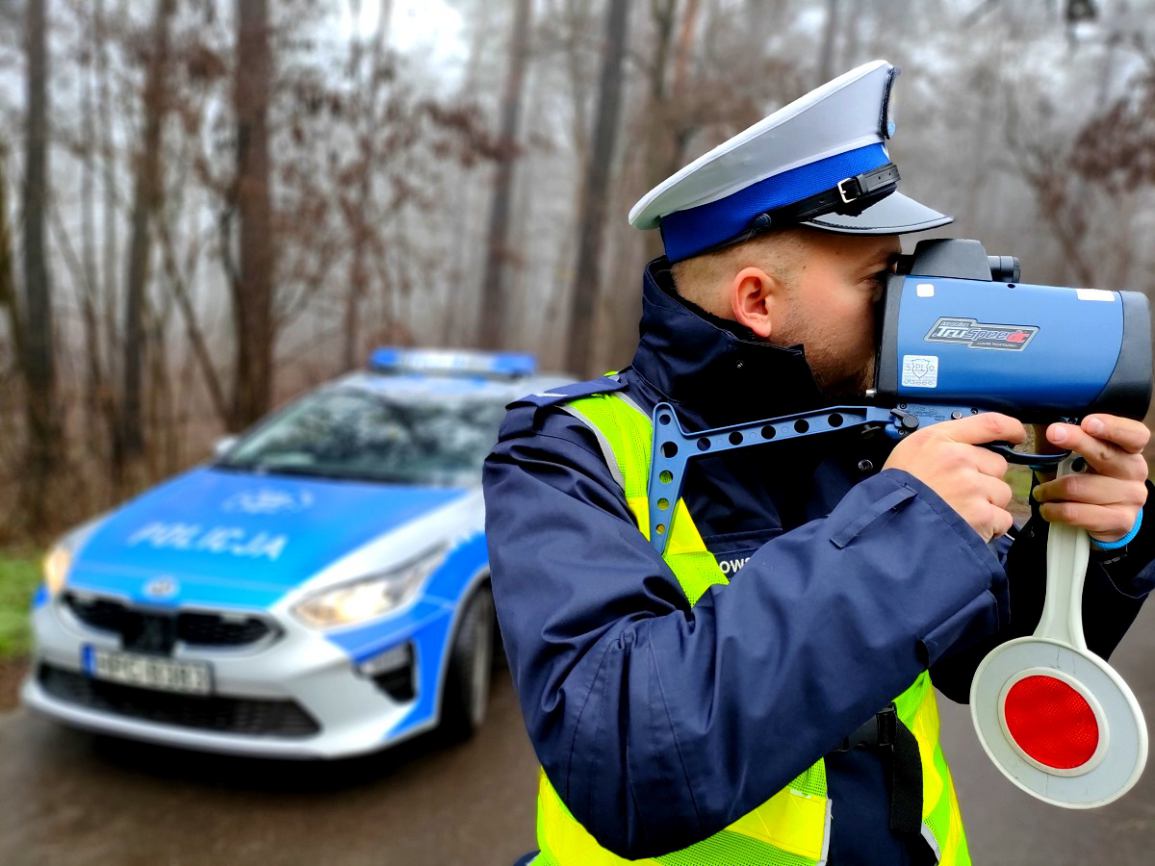 Policjanci z Tucholi zatrzymali prawo jazdy i ukarali mandatem 34-latkę. Jechała 122 km/h w terenie zabudowanym