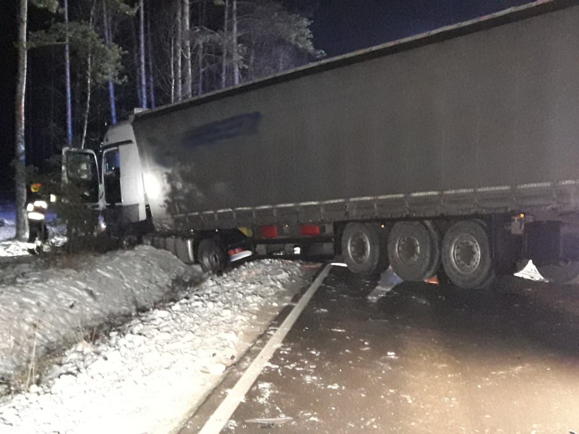 Zderzenie samochodu osobowego z ciężarowym w powiecie chojnickim. Droga z Lubni do Wiela jest nieprzejezdna