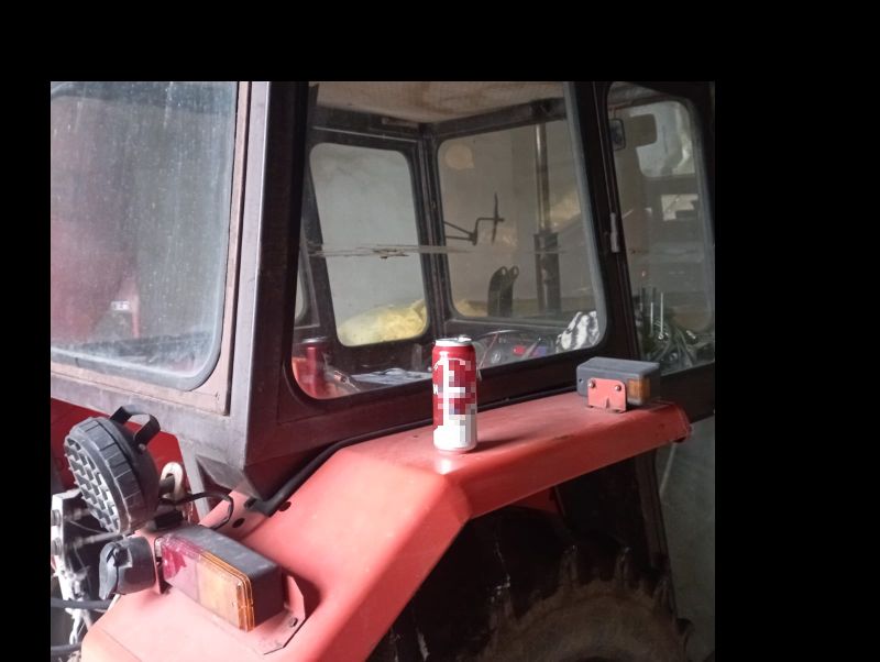 Traktorzysta popijał piwo w trakcie jazdy. Zatrzymała go chojnicka drogówka
