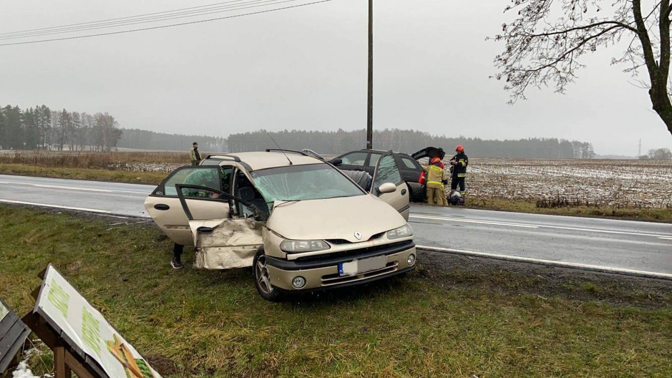 Zderzenie dwóch samochodów na drodze krajowej nr 25 w okolicach Stołczna. Dwie osoby trafiły do szpitala FOTO