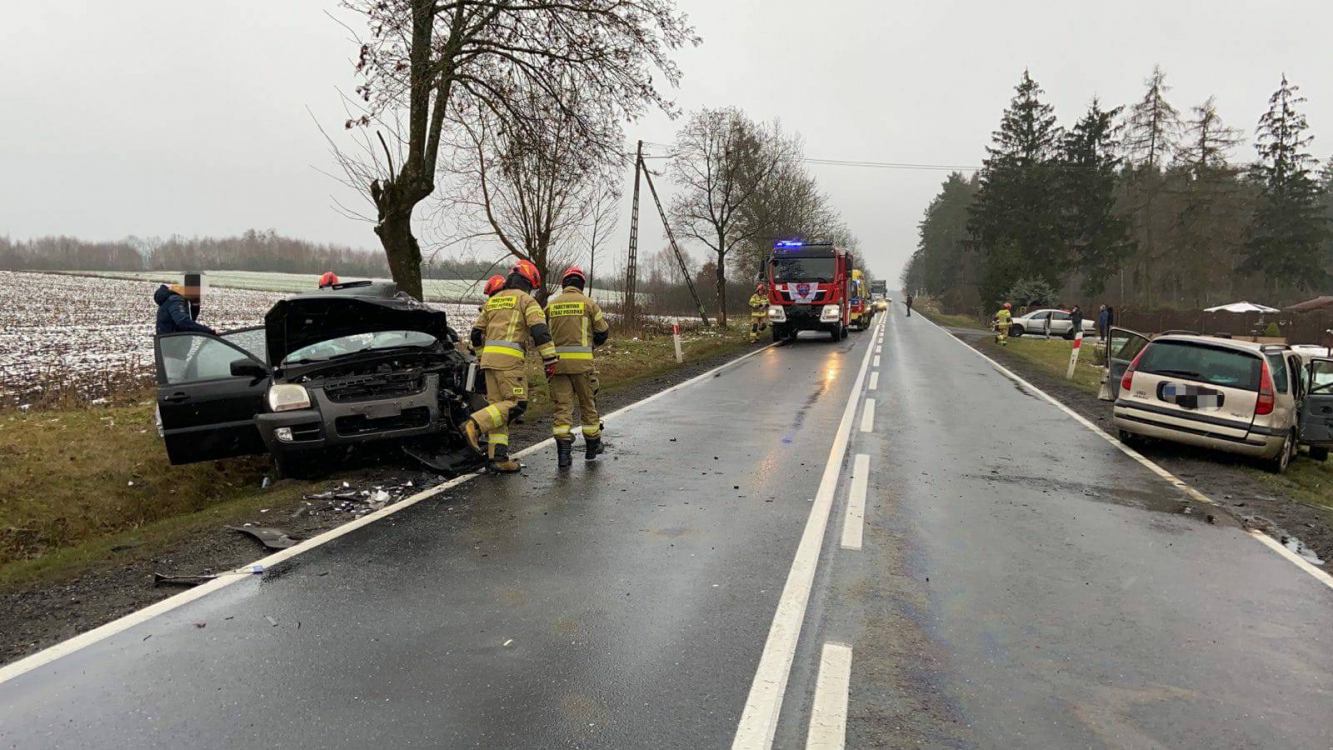 Zderzenie dwóch samochodów na drodze krajowej nr 25 w okolicach Stołczna. Dwie osoby trafiły do szpitala (FOTO)