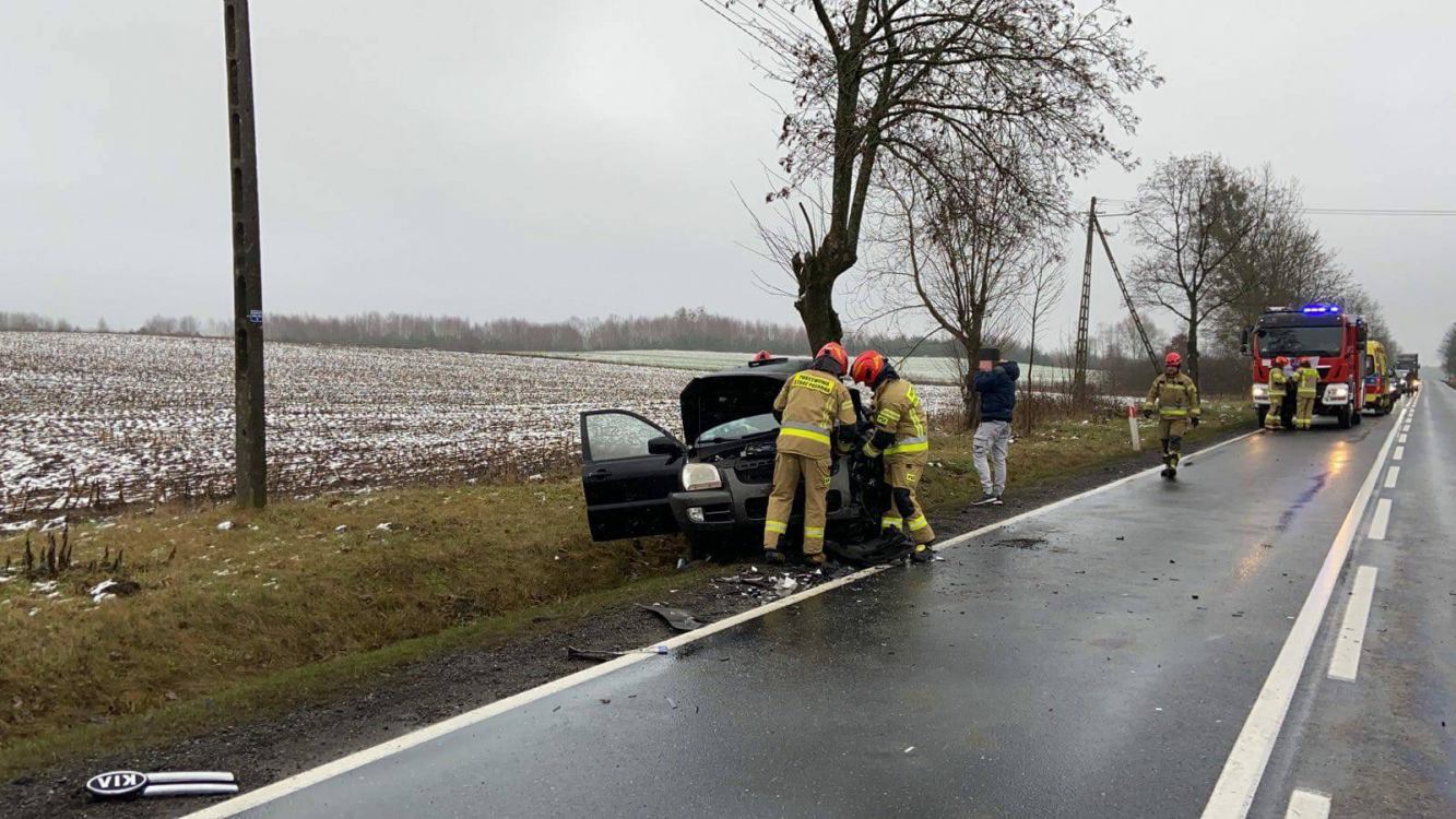 Zderzenie dwóch samochodów na drodze krajowej nr 25 w okolicach Stołczna. Dwie osoby trafiły do szpitala (FOTO)