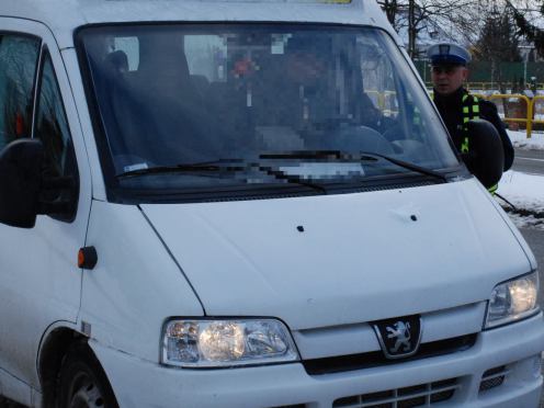 Policja zatrzymała w Rychnowach kierowcę autobusu szkolnego, kt&oacute;ry przyjechał po dzieci, mając 0,7 promila alkoholu w organizmie