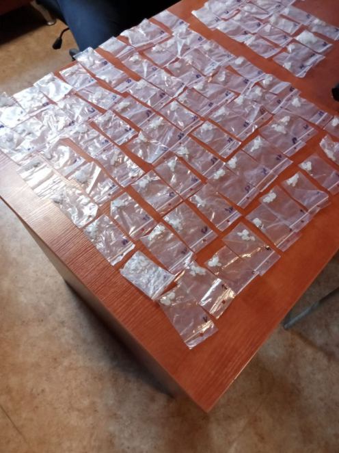 Ponad 100 porcji amfetaminy miał w swoim ł&oacute;żku 17-latek z Czerska. Chłopaka obudziła policja
