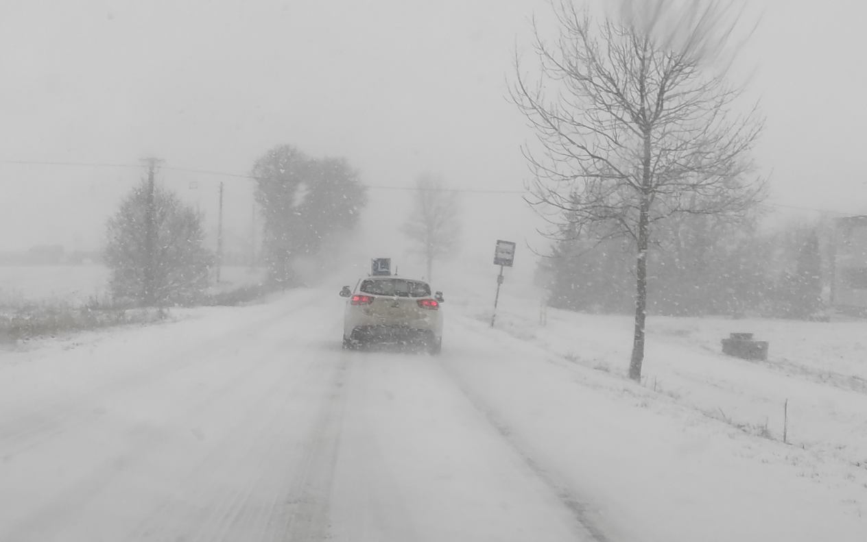 Śnieg utrudnia jazdę. Kierowcy narzekają na drogowców, a ci zapewniają, że robią wszystko, co mogą