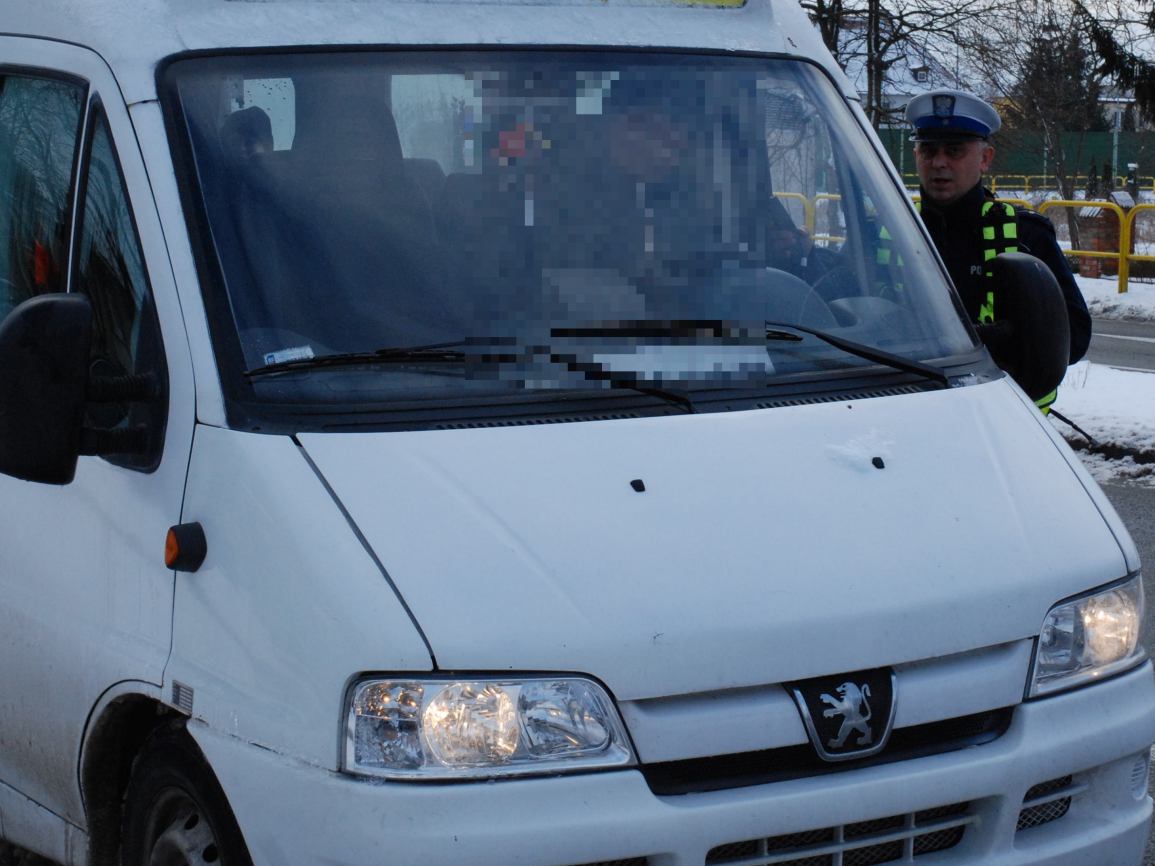 Policja zatrzymała w Rychnowach kierowcę autobusu szkolnego, który przyjechał po dzieci, mając 0,7 promila alkoholu w organizmie