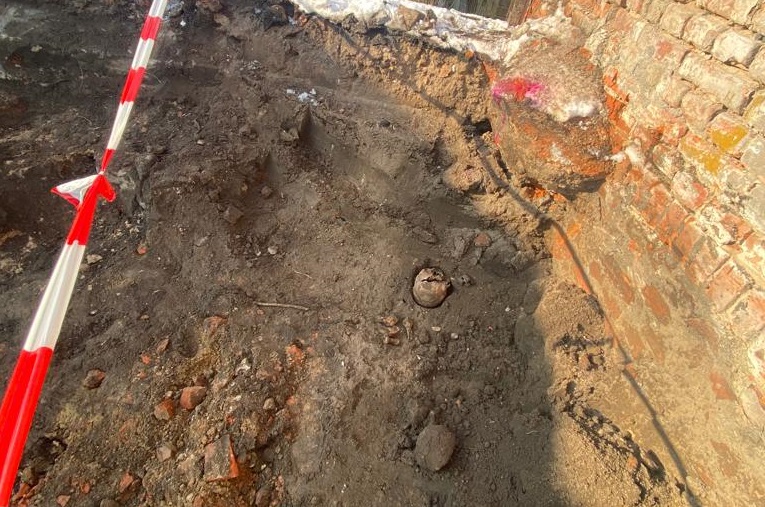 Ludzkie szczątki znalezione na placu budowy w Debrznie. Policja sprawdzi, z jakiego okresu pochodzą FOTO