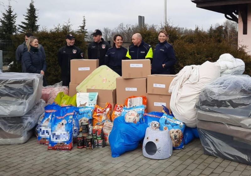 Do chojnickiego schroniska dla zwierząt trafiło kilkadziesiąt kilogramów karmy zebranej przez miejscowych policjantów