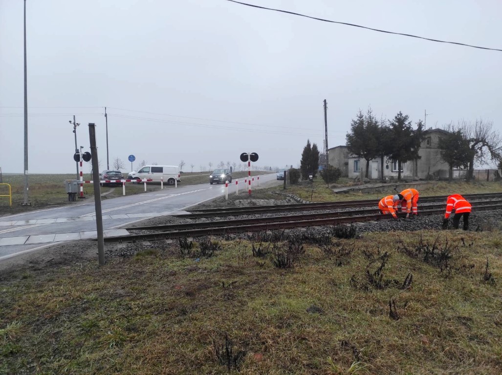 Opuszczone rogatki na przejeździe kolejowo-drogowym na DW212 w Nieżychowicach k/Chojnic. To była awaria