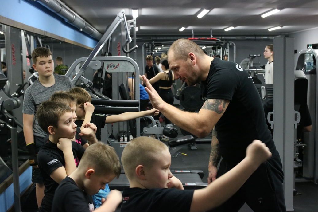 Ćwiczyli pod okiem byłego mistrza świata. Krzysztof Głowacki poprowadził treningi z młodymi bokserami z Człuchowa FOTO