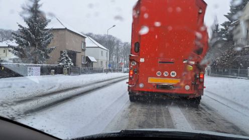 Na drogach bardzo trudne warunki. Cały czas pada śnieg i jest ślisko. Uważajcie!