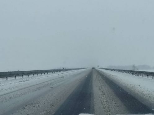 Na drogach bardzo trudne warunki. Cały czas pada śnieg i jest ślisko. Uważajcie!