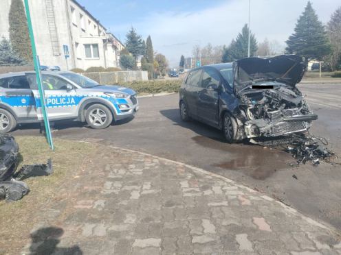 Kierujący koparką miał zakaz prowadzenia pojazd&oacute;w i spowodował kolizję w Chojnicach