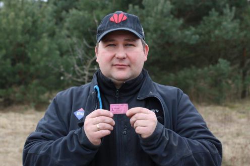 Pochodzący z czas&oacute;w II wojny światowej bilet do kina w Chojnicach znaleziony podczas remontu mieszkania (FOTO)
