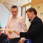 Sołtys Chojniczek Tomasz Sujak (z prawej) przekazał deklaracje mieszkańców przedstawicielowi firmy Petrus Michałowi Gogaczowi.