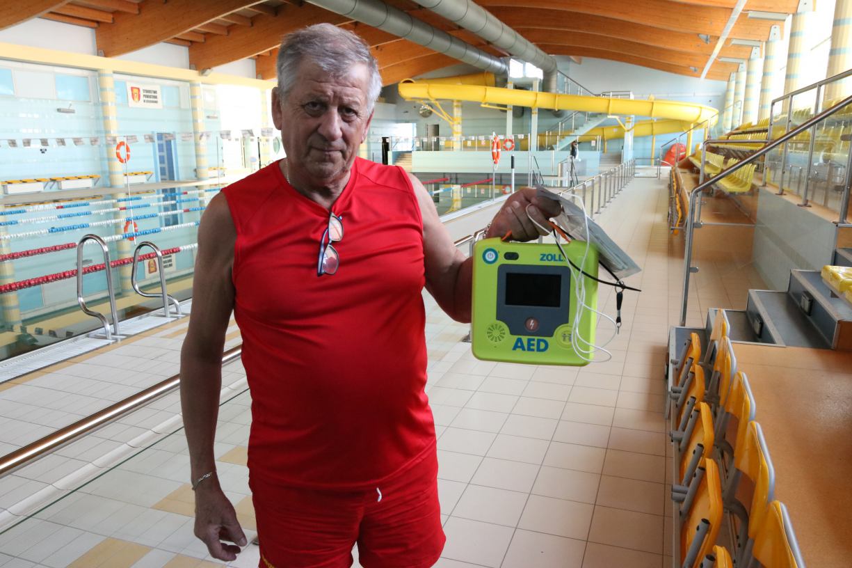 Ratownicy z człuchowskiego basenu uratowali życie dzięki użyciu defibrylatora AED