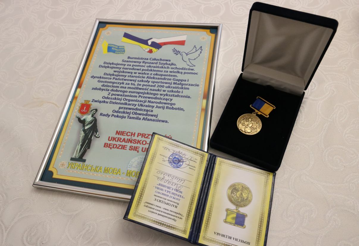Ukraińcy dziękują człuchowianom za wsparcie. Burmistrz Ryszard Szybajło odebrał podziękowania i medal